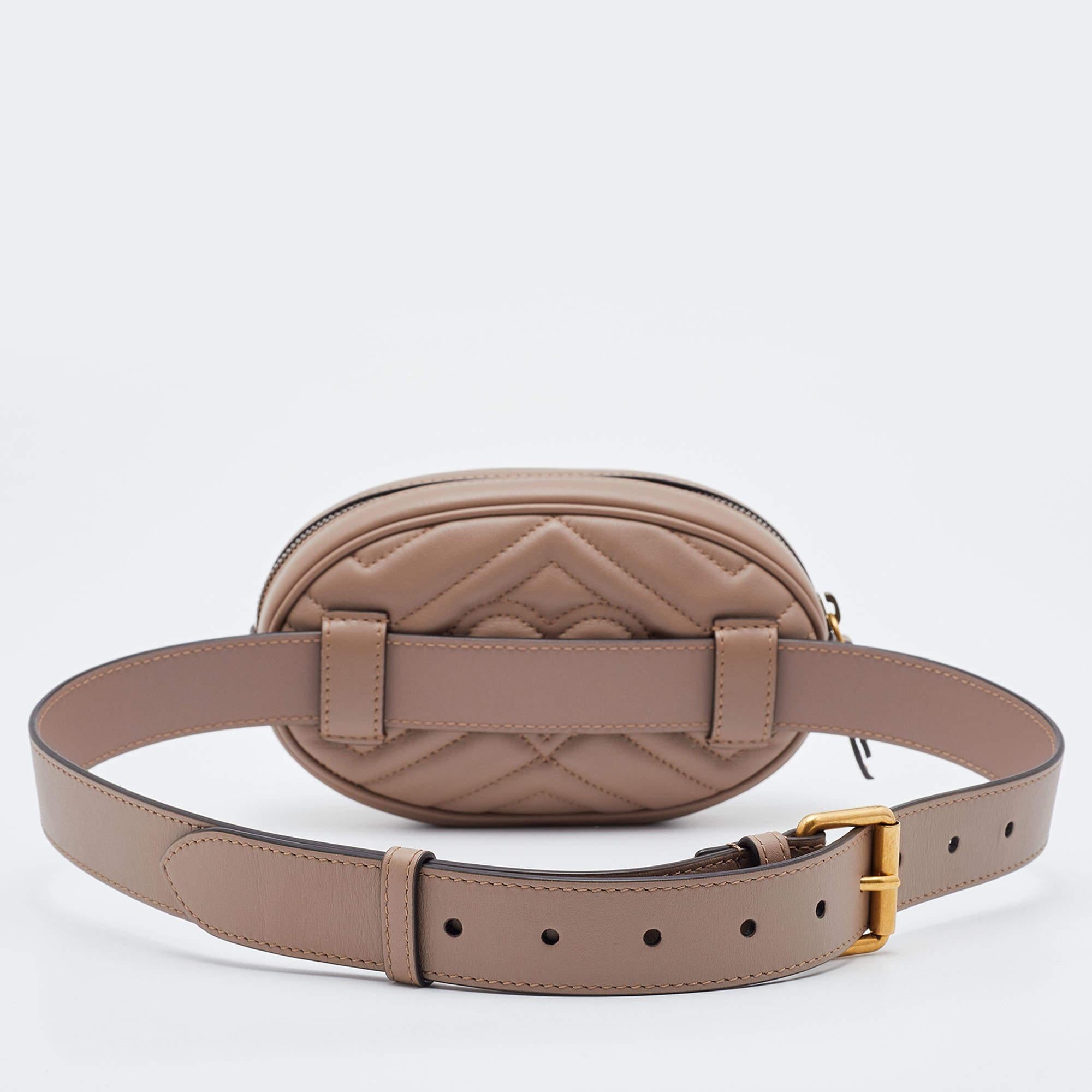 Innovative and sophisticated, this Gucci Marmont belt bag evokes a sense of classic glamour. Finely crafted from matelassé leather, it gets a luxe update with a double 'G' motif on the front.

Includes: Original Dustbag, Detachable Strap(Belt)

