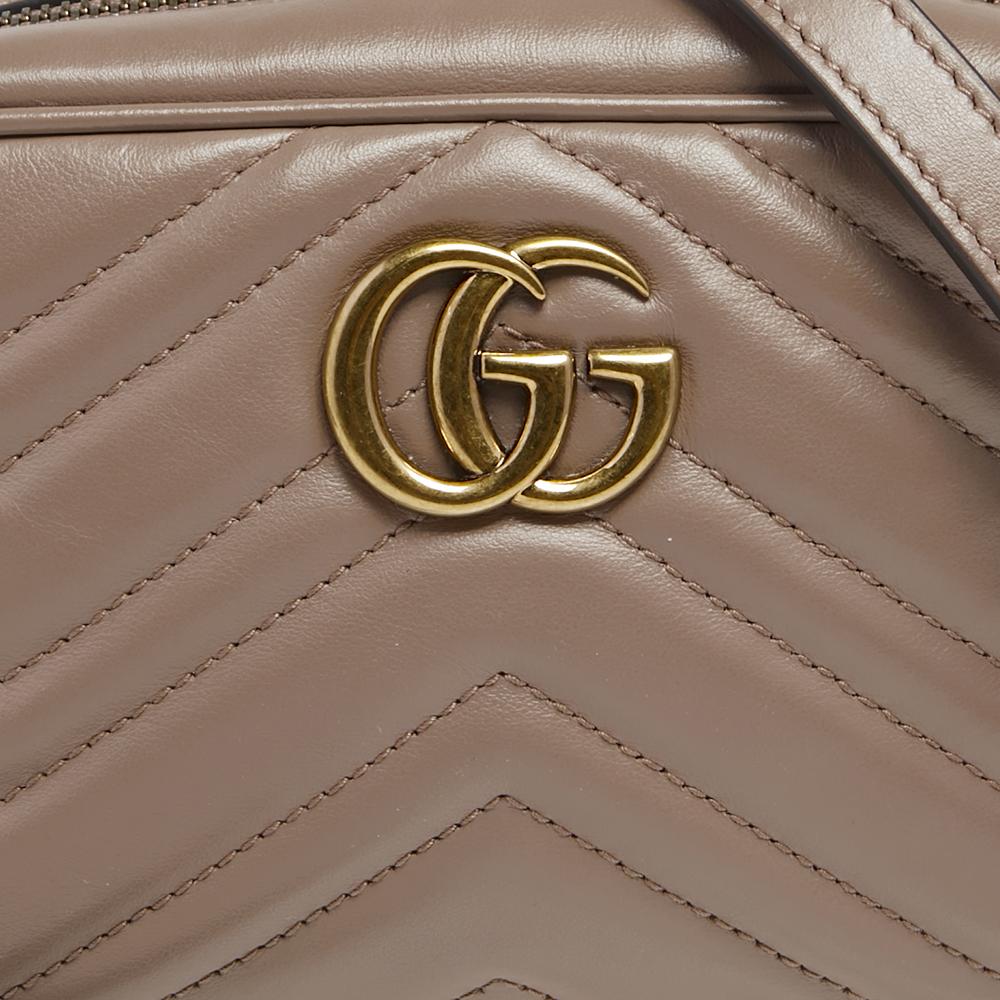 The Marmont bag has been exquisitely crafted from Matelasse leather and equipped with a well-sized Alcantara interior. A GG logo is present both at the front and back and the shoulder strap is provided for you to swing the bag. In every stride,