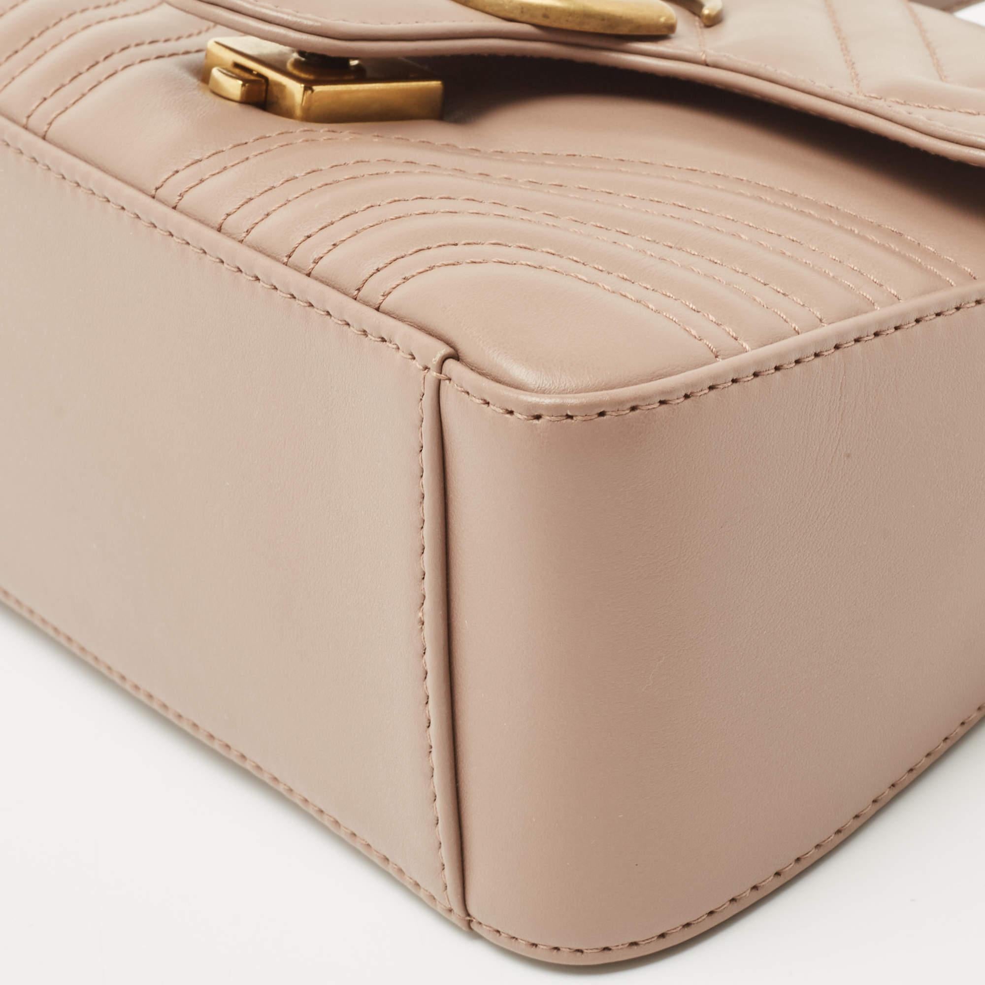 Gucci Bolso de Asa Superior Mini GG Marmont de Piel Matelassé Beige 6