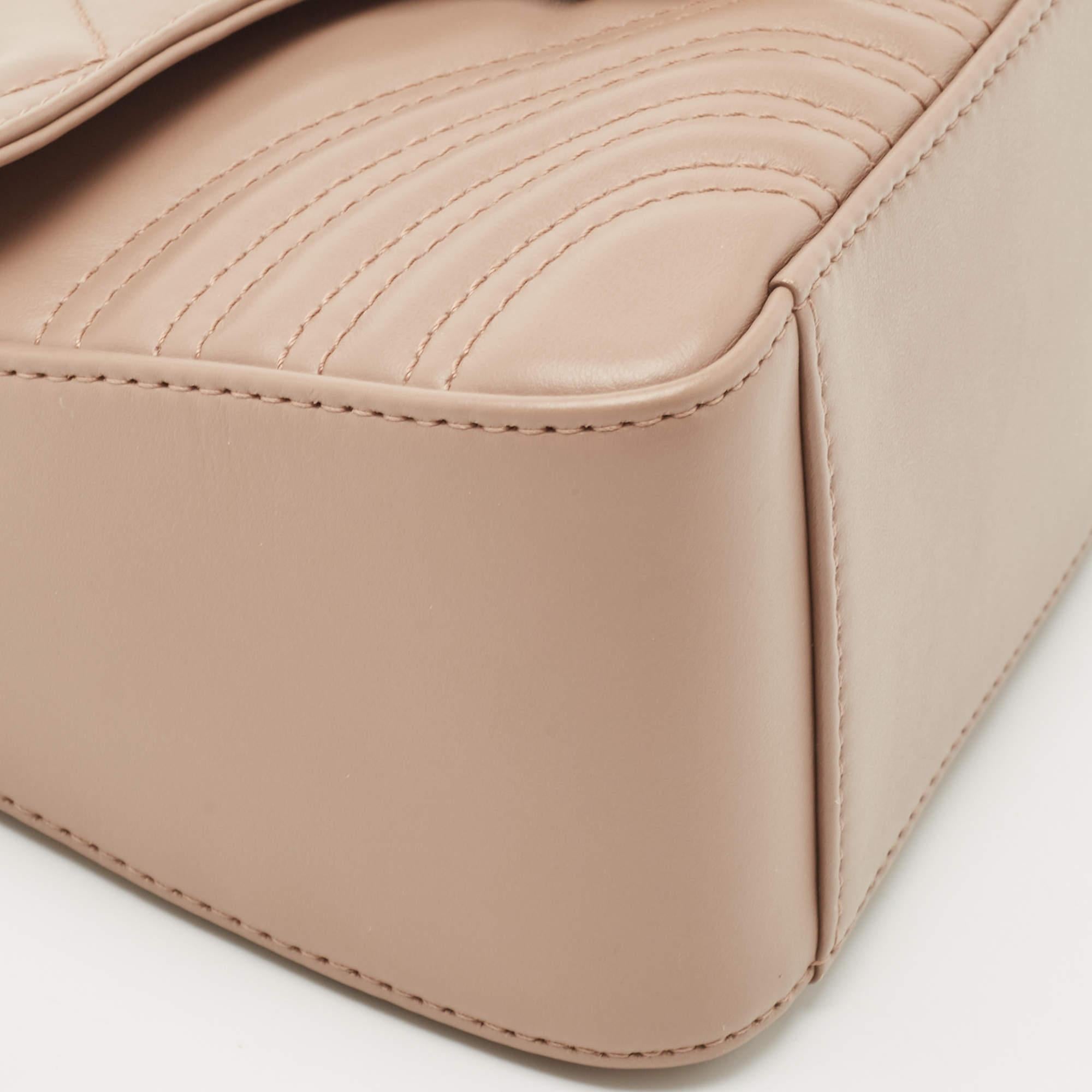 Gucci Bolso de Asa Superior Mini GG Marmont de Piel Matelassé Beige 7