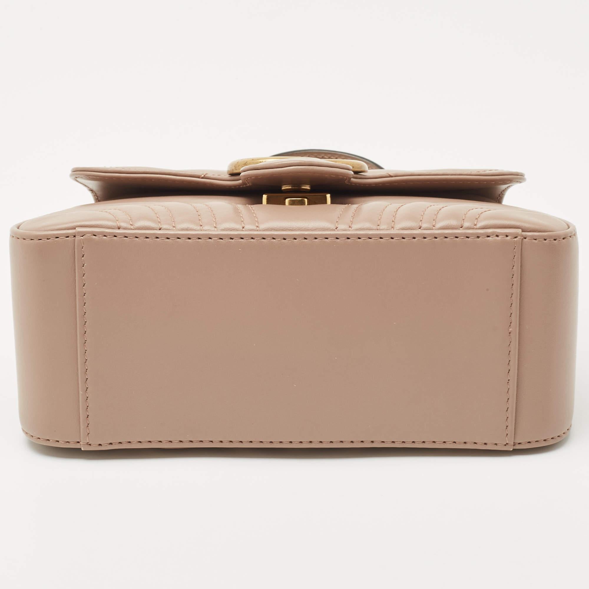Gucci Bolso de Asa Superior Mini GG Marmont de Piel Matelassé Beige 1