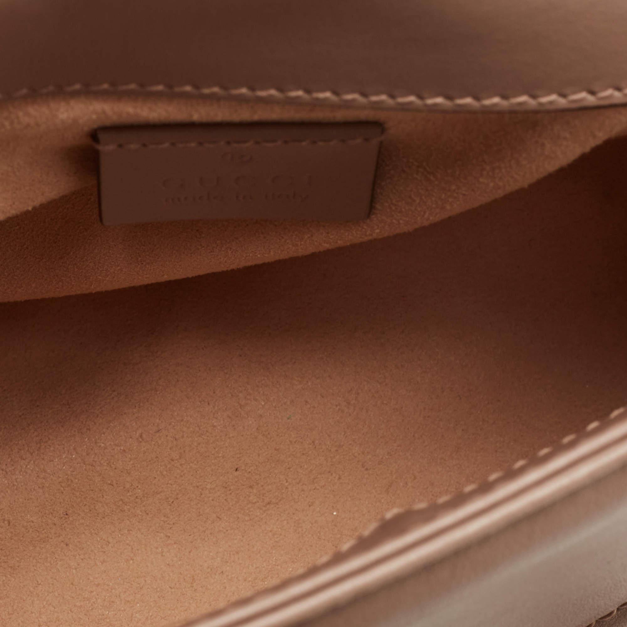 Gucci Bolso de Asa Superior Mini GG Marmont de Piel Matelassé Beige 3