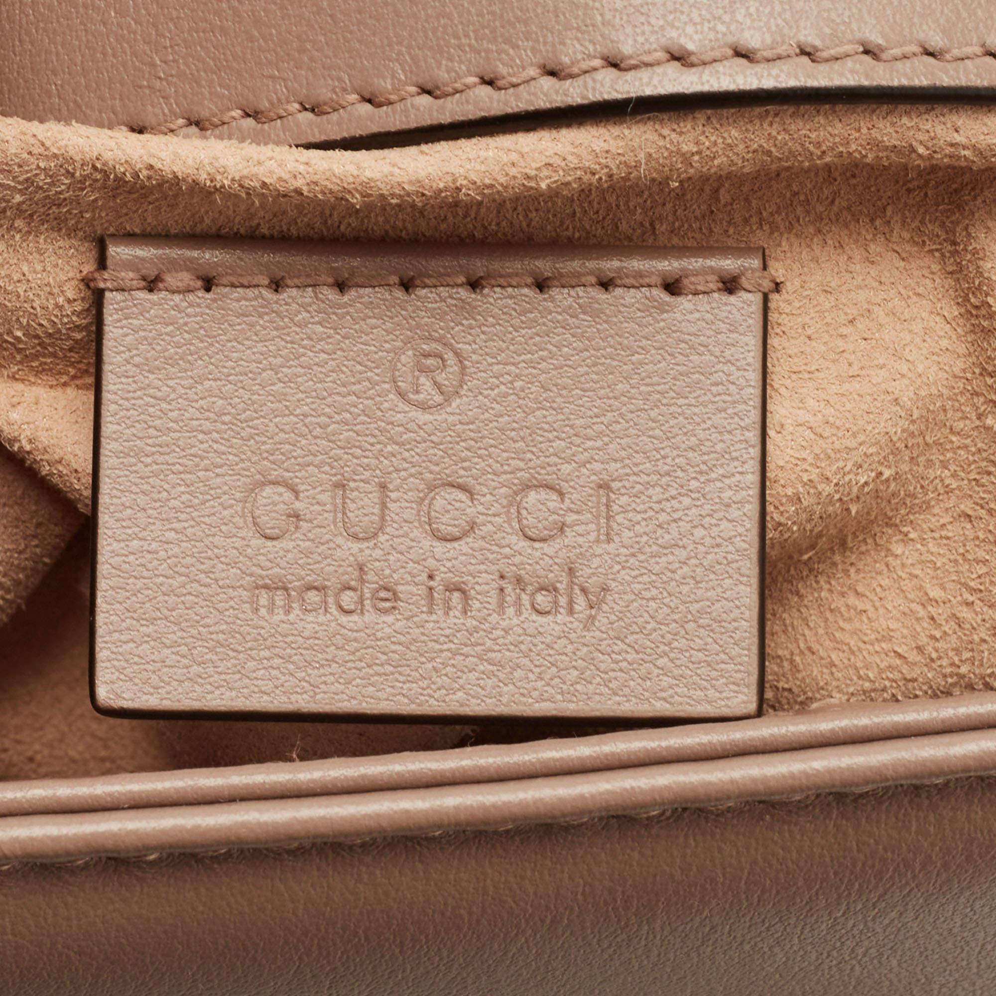Gucci Bolso de Asa Superior Mini GG Marmont de Piel Matelassé Beige 4