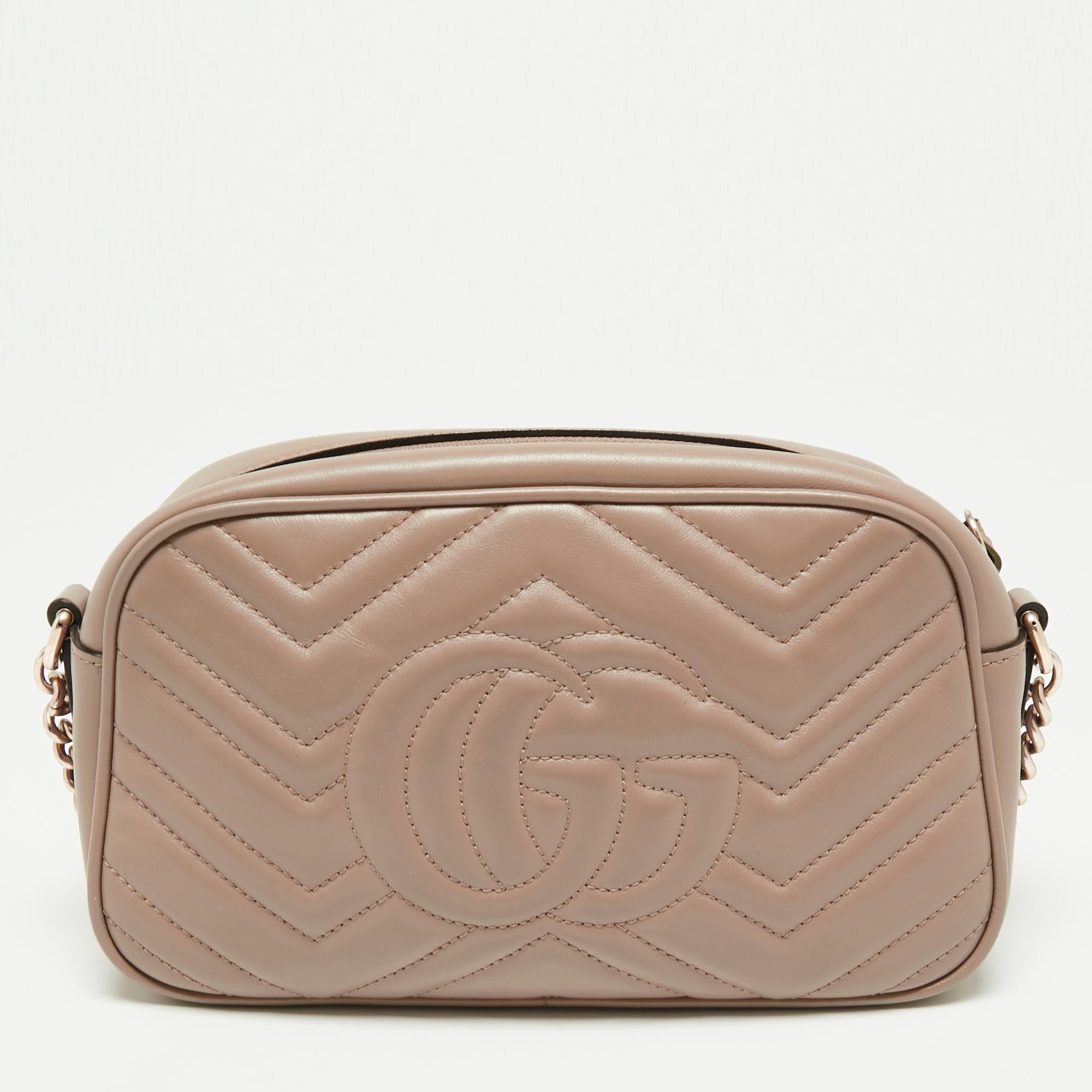 Innovative and sophisticated, this Gucci Marmont bag evokes a sense of classic glamour. Finely crafted from matelassé leather, it gets a luxe update with the interlocking 'GG' motif on the front and features a suede-lined interior. The chain-leather