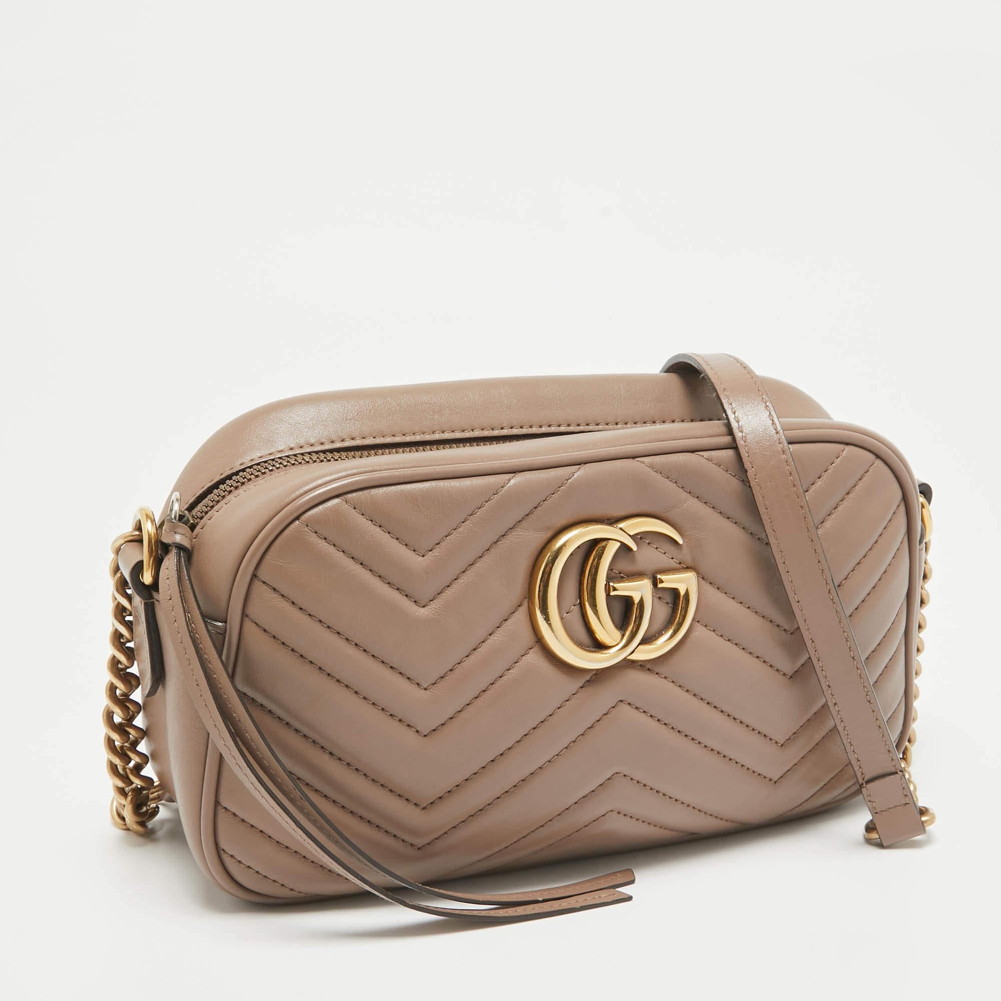 Beige Gucci Borsa a tracolla piccola in pelle matelassé beige GG Marmont Camera in vendita