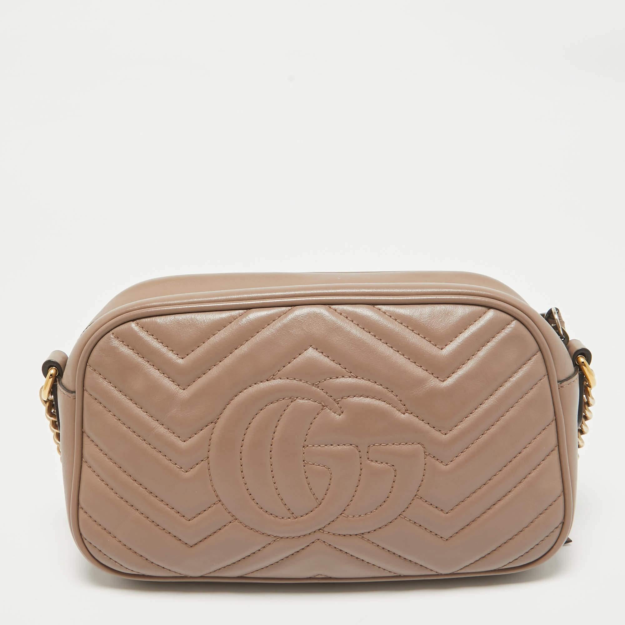 Gucci Borsa a tracolla piccola in pelle matelassé beige GG Marmont Camera In condizioni buone in vendita a Dubai, Al Qouz 2