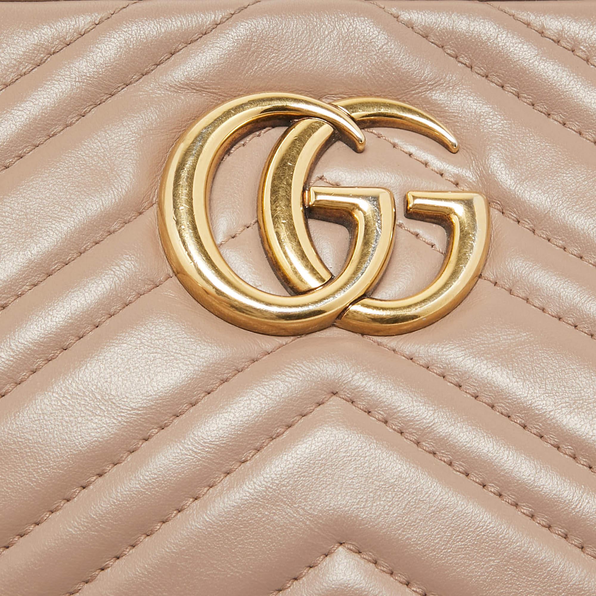 Donna Gucci Borsa a tracolla piccola in pelle matelassé beige GG Marmont Camera in vendita