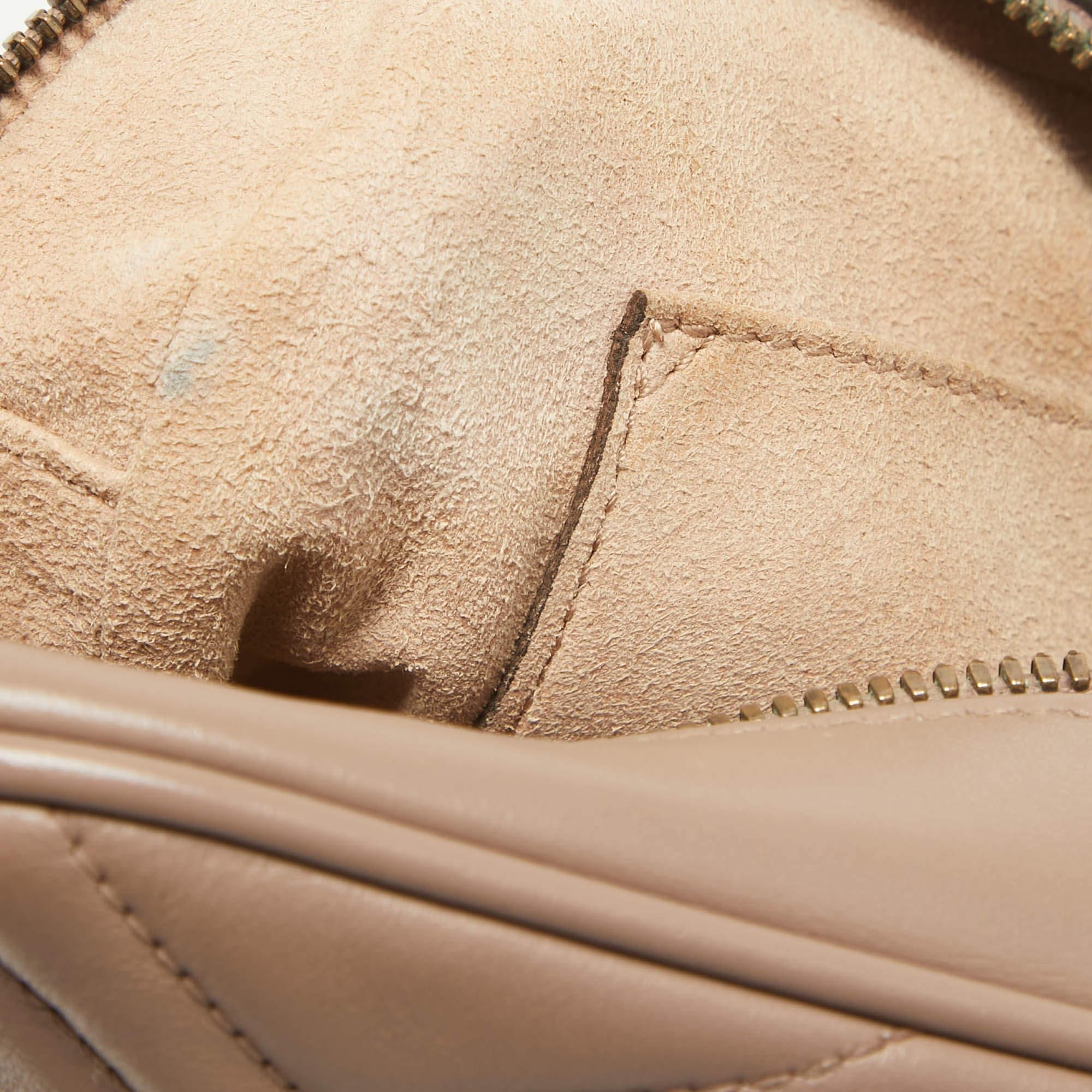Gucci Borsa a tracolla piccola in pelle matelassé beige GG Marmont Camera in vendita 3