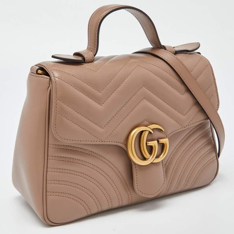 Innovative and sophisticated, this Gucci bag evokes a sense of classic glamour. Finely crafted from matelassé leather, it gets a luxe update with the interlocking 'GG' motif on the front and features a well-sized interior. The chain strap enables