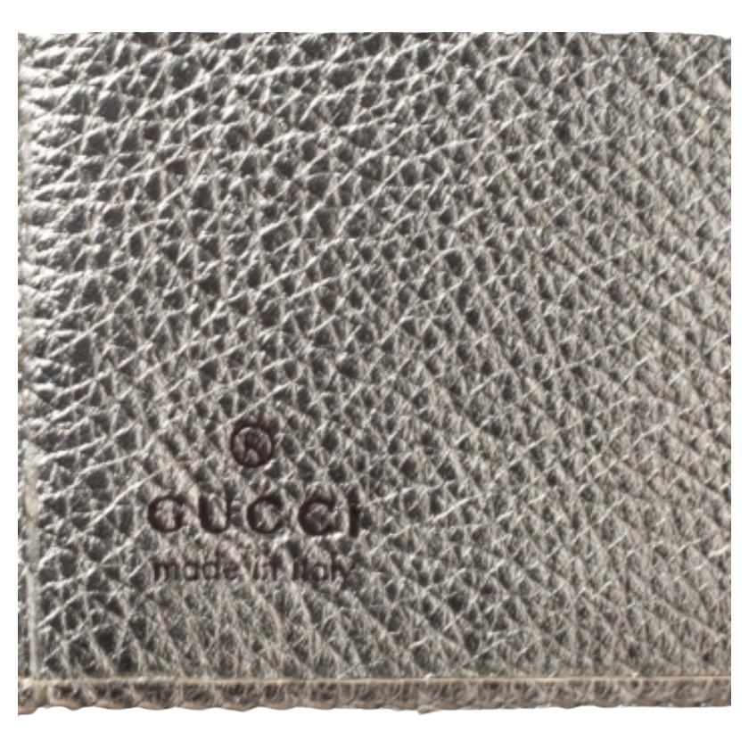 Stay organised in style with this Abbey D Ring compact wallet from Gucci. It is crafted from GG canvas and it comes in lovely beige and metallic gold hues. It has the D ring motif on the front. The wallet features a zip compartment and the snap