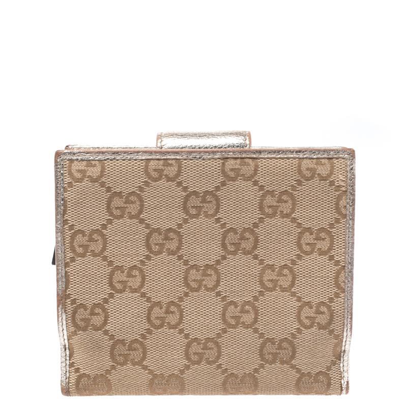 Stay organised in style with this Abbey D Ring compact wallet from Gucci. It is crafted from GG canvas and it comes in lovely beige and metallic gold hues. It has the D ring motif on the front. The wallet features a zip compartment and the snap