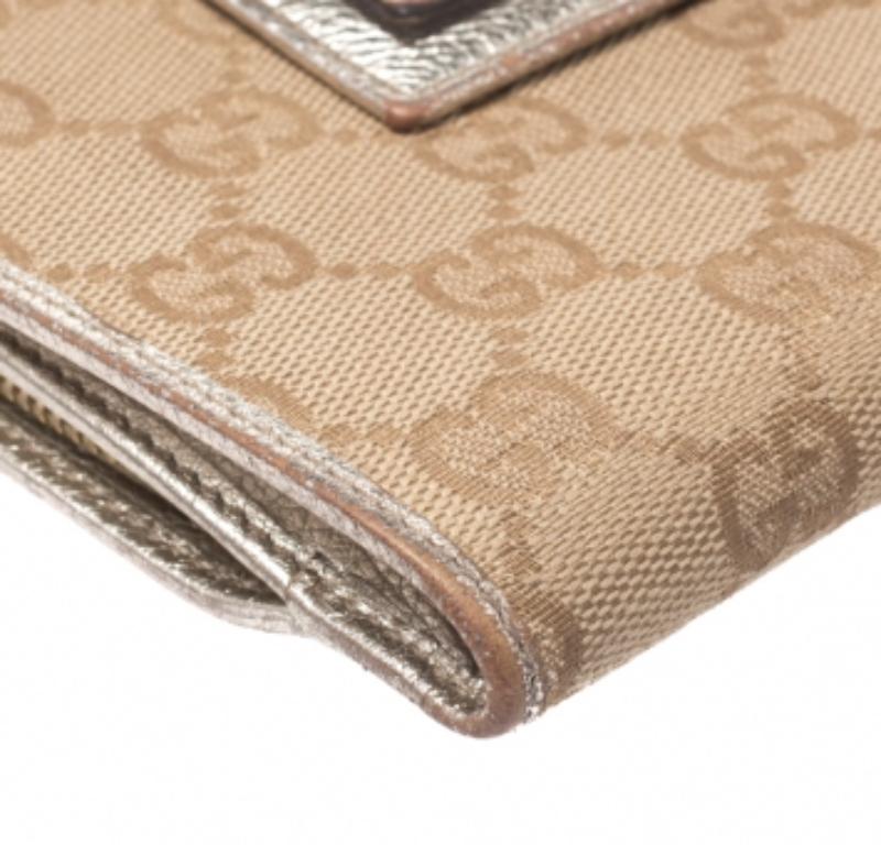 Gucci Beige/Metallic Gold GG Canvas Abbey D Ring Compact Wallet Pour femmes en vente