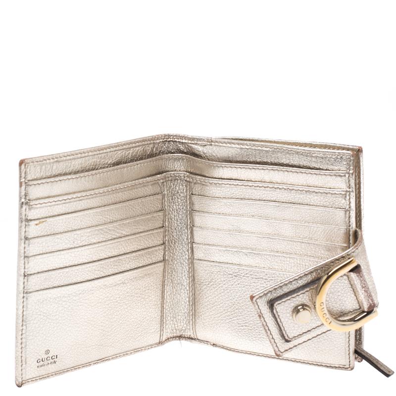 Gucci - Portefeuille compact Abbey D Ring en toile beige/or métallique GG Pour femmes en vente