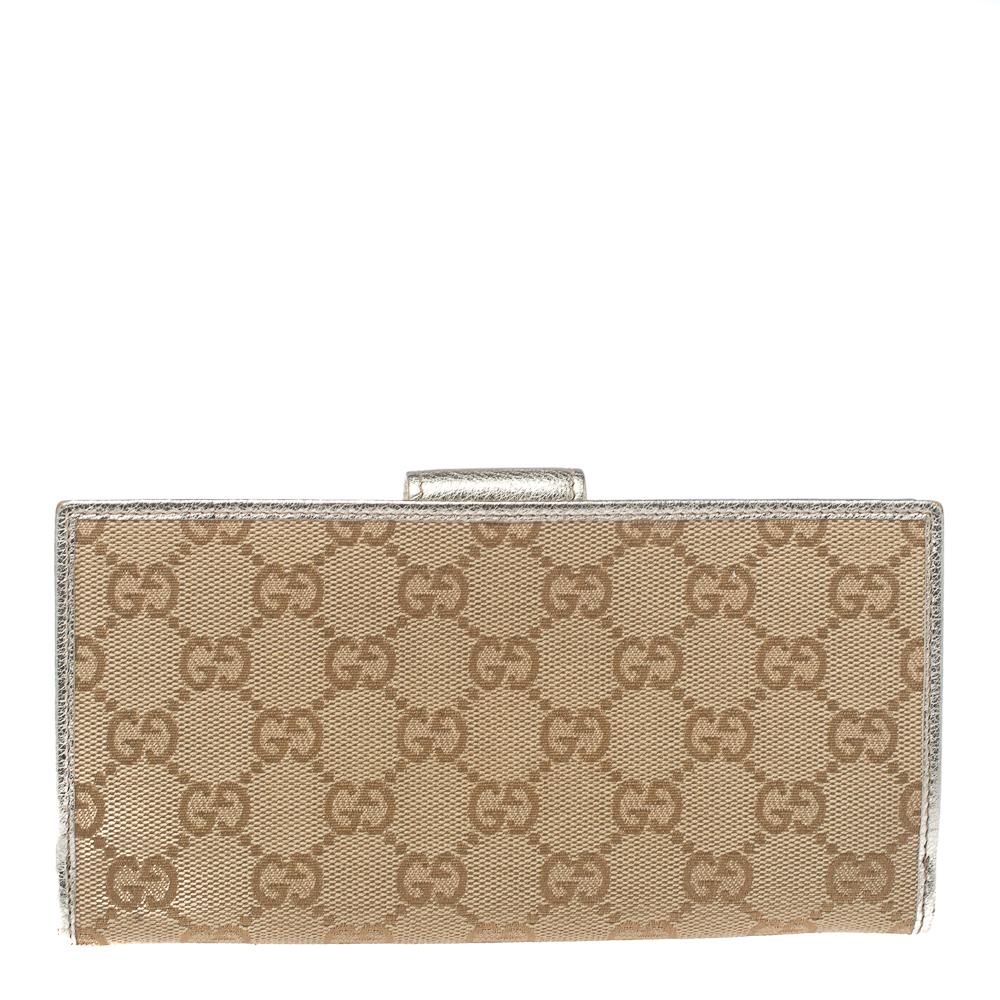 Gucci brings to you this amazing Abbey wallet that is a classic. Made in Italy, this beige and metallic gold wallet is crafted from the signature GG canvas and leather and features a D-ring clasp on the front. It opens to a leather-lined interior