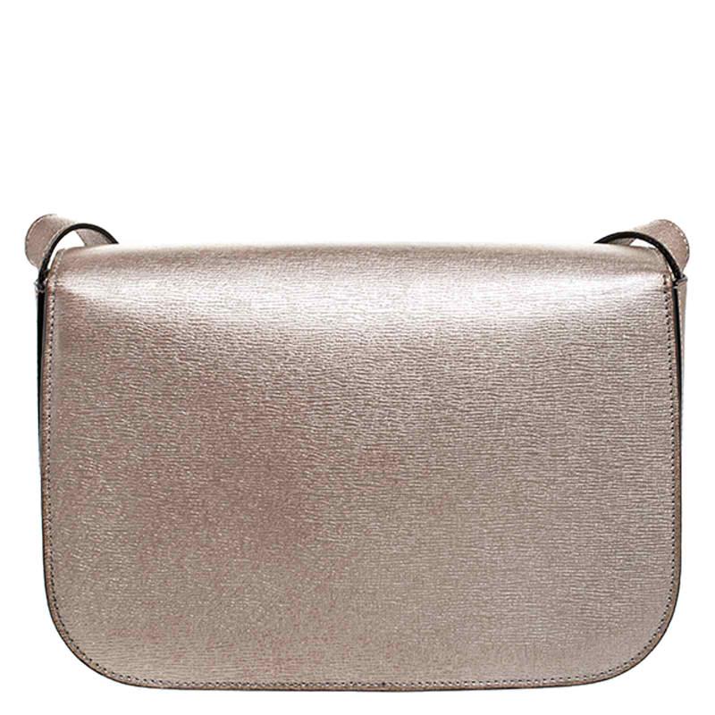 This Bright Bit bag from Gucci proves that style can come in simple things too. Crafted from leather, this lovely metallic beige bag features a fabric-lined interior with a zip pocket and an adjustable shoulder strap. It is equipped with gold-tone