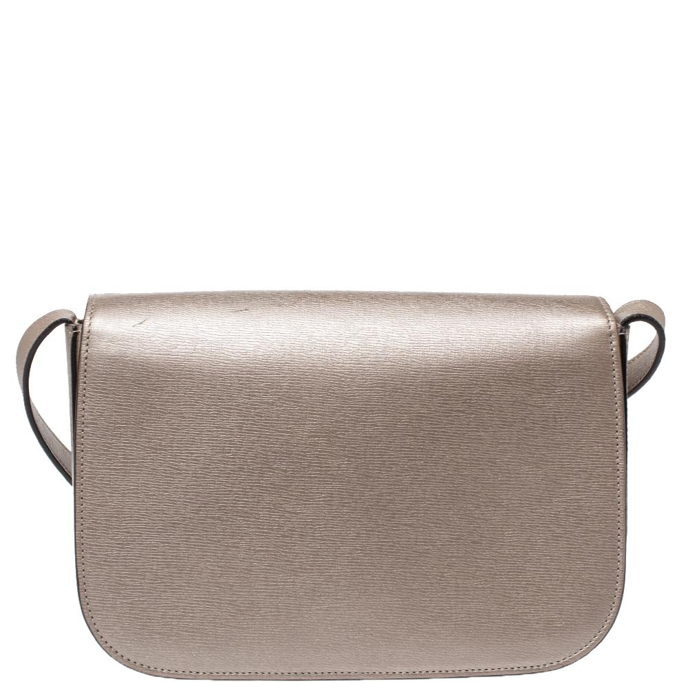 This Bright Bit bag from Gucci proves that style can come in simple things too. Crafted from leather, this lovely metallic beige bag features a fabric-lined interior, a long shoulder strap. It is equipped with gold-tone hardware and the signature