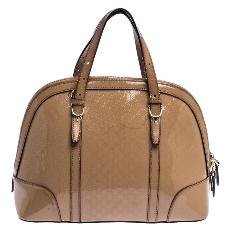 This classy bag by Gucci has been designed to deliver style and functionality. It is made of the brand's signature micro Guccissima patent leather and comes in a stunning shade of beige. It has a lovely silhouette and comes with dual handles, a