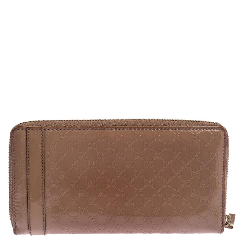 This wallet from Gucci is one simple creation you must own. It has been crafted from Guccissima patent leather and it flaunts a beige shade. It also comes equipped with a zip closure that opens to reveal multiple card slots, open compartments, and a