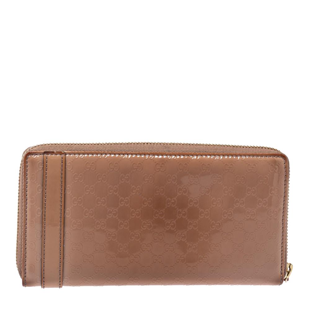 This wallet from Gucci is one simple creation you must own. It has been crafted from microguccissima patent leather and it flaunts a beige shade. It also comes equipped with a zip closure that opens to reveal multiple card slots, open compartments,