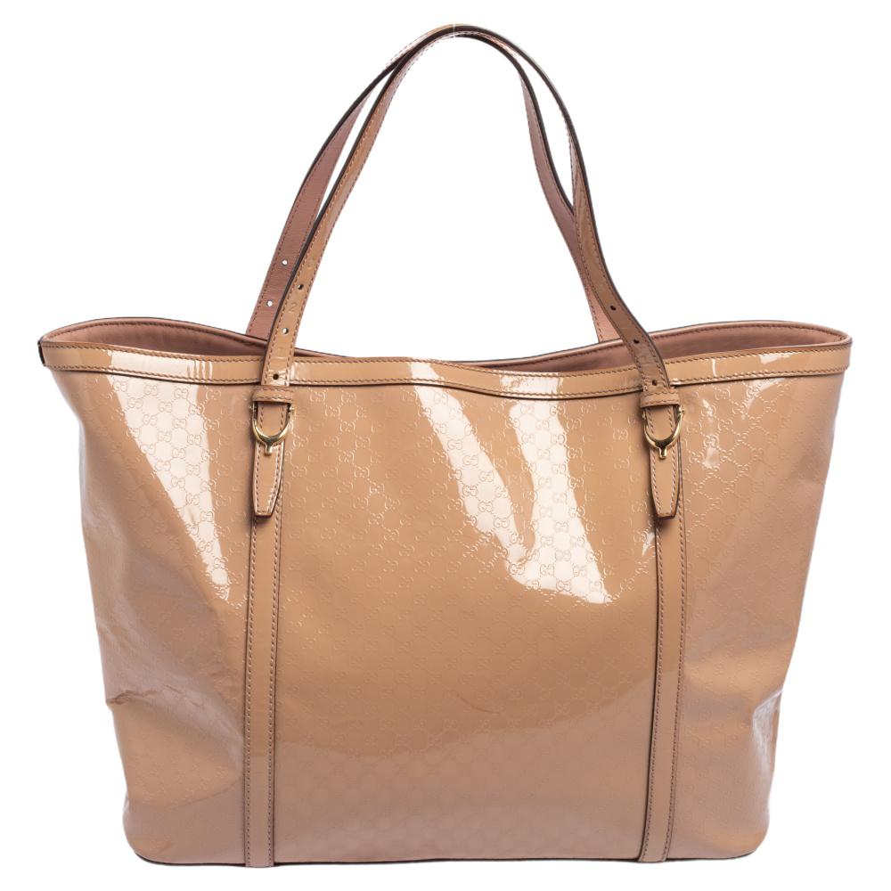 Gucci brings to you this amazing Nice tote that is smart and very modern. Made in Italy, this beige bag is crafted from Microguccissima patent leather and features matching, smooth trims as well as dual top handles. The spacious interior is sized to