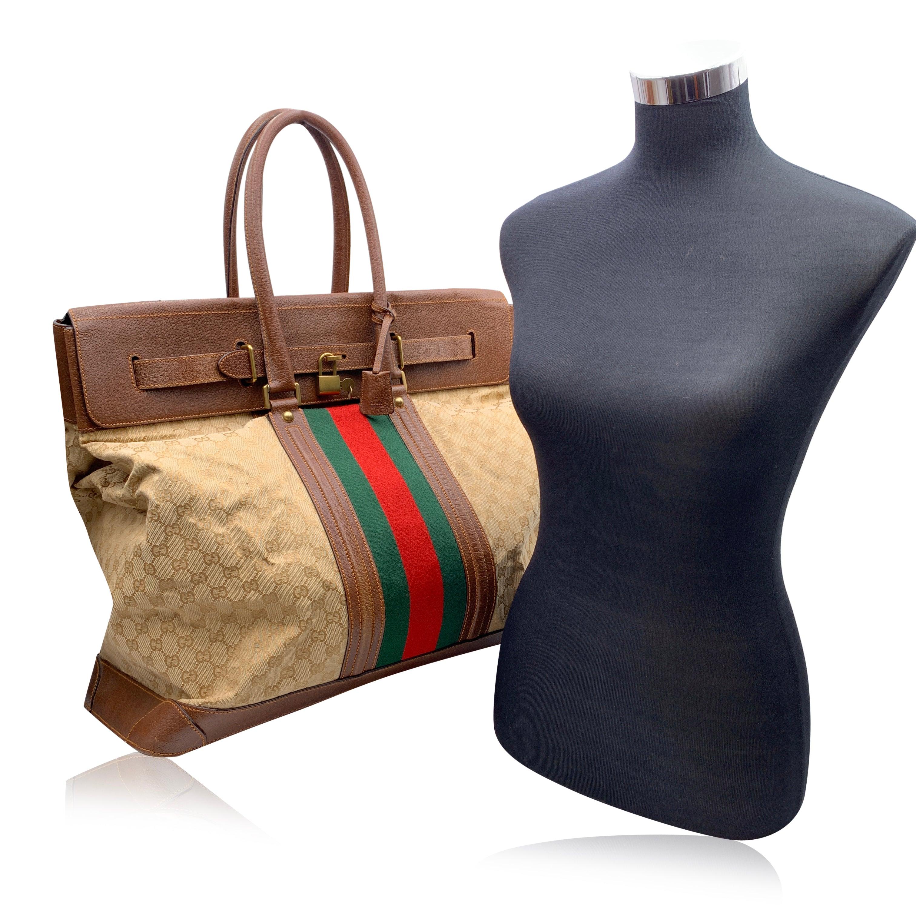 Gucci beige Monogram Leinwand Reisetasche Weekender Tasche. Brauner Lederbesatz und Griffe. Grün/Rot/Grün gestreift auf der Vorderseite und auf der Rückseite. Doppelte Tragegriffe oben. Ikonischer Drehverschluss mit Schlingriemen. Braunes