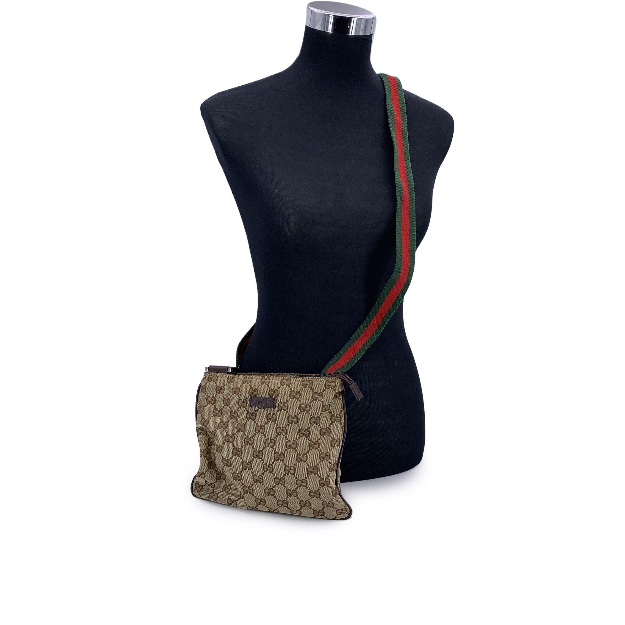 Classique, polyvalent et distinctement Gucci - ce sac messager unisexe en toile beige Monogram est le mélange parfait de la forme et de la fonction, enveloppé dans un design italien emblématique. Le sac est fabriqué en toile beige avec le monogramme