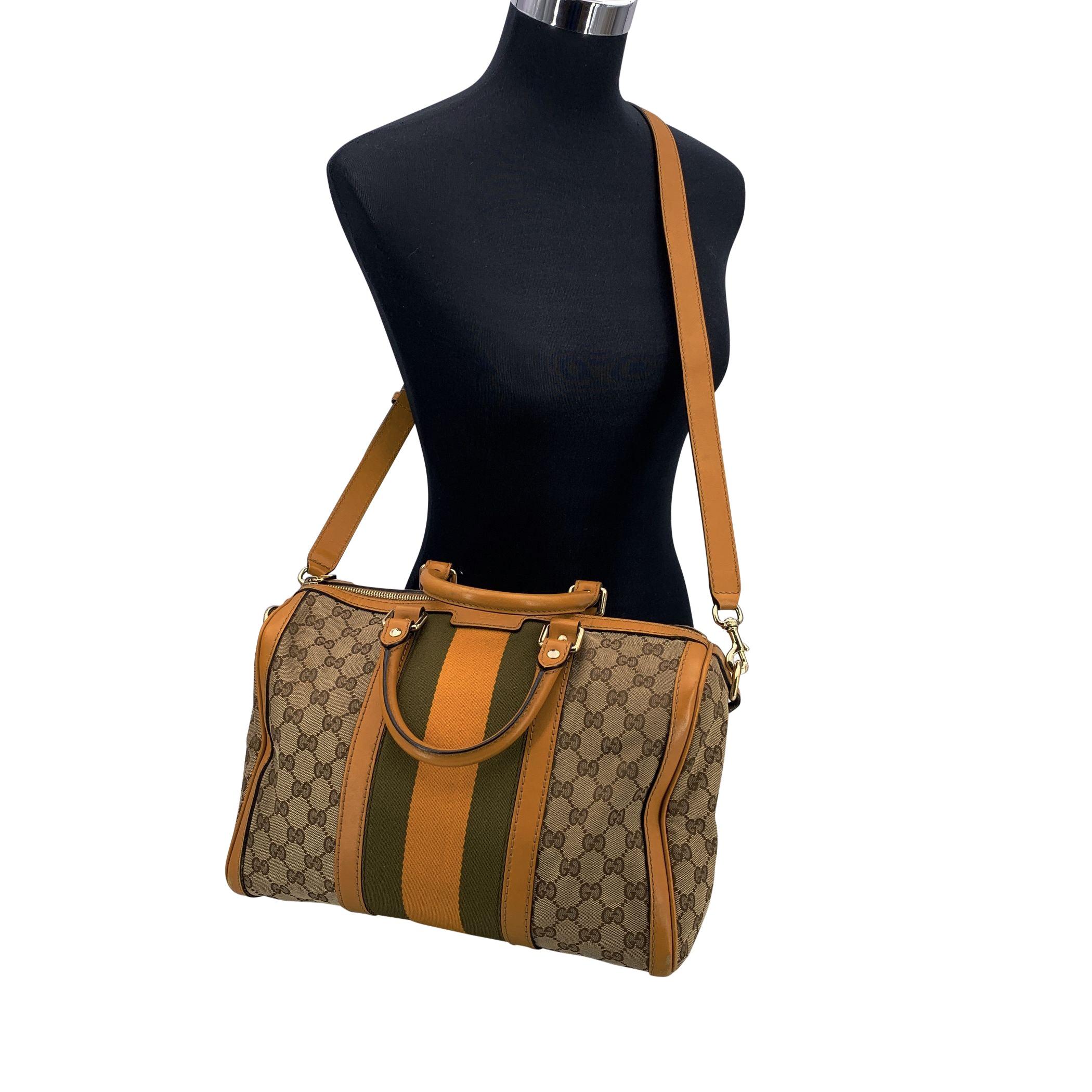 Reprenant un classique de la maison, ce sac Gucci Web Boston associe la toile beige avec monogramme, signature de la marque, à une garniture en cuir jaune audacieuse pour un look frais et original. Le design est également défini par les bandes
