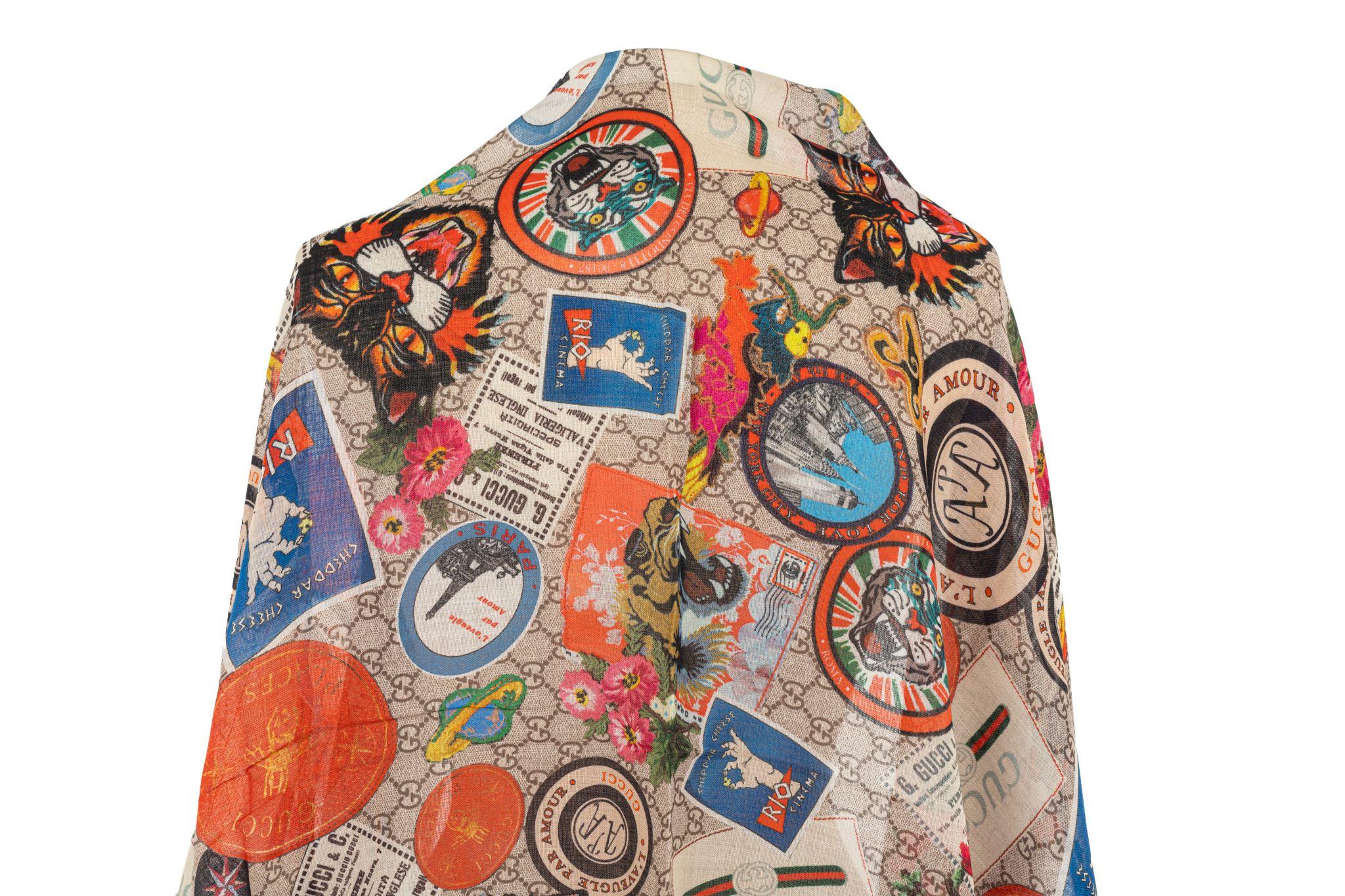 Gucci Beigefarbener Schal mit Patch-Print-Motiv. Das Stück zeigt verschiedene Reiseaufkleber auf dem Gucci-Leinwand. Es ist neu und wurde noch nie getragen.