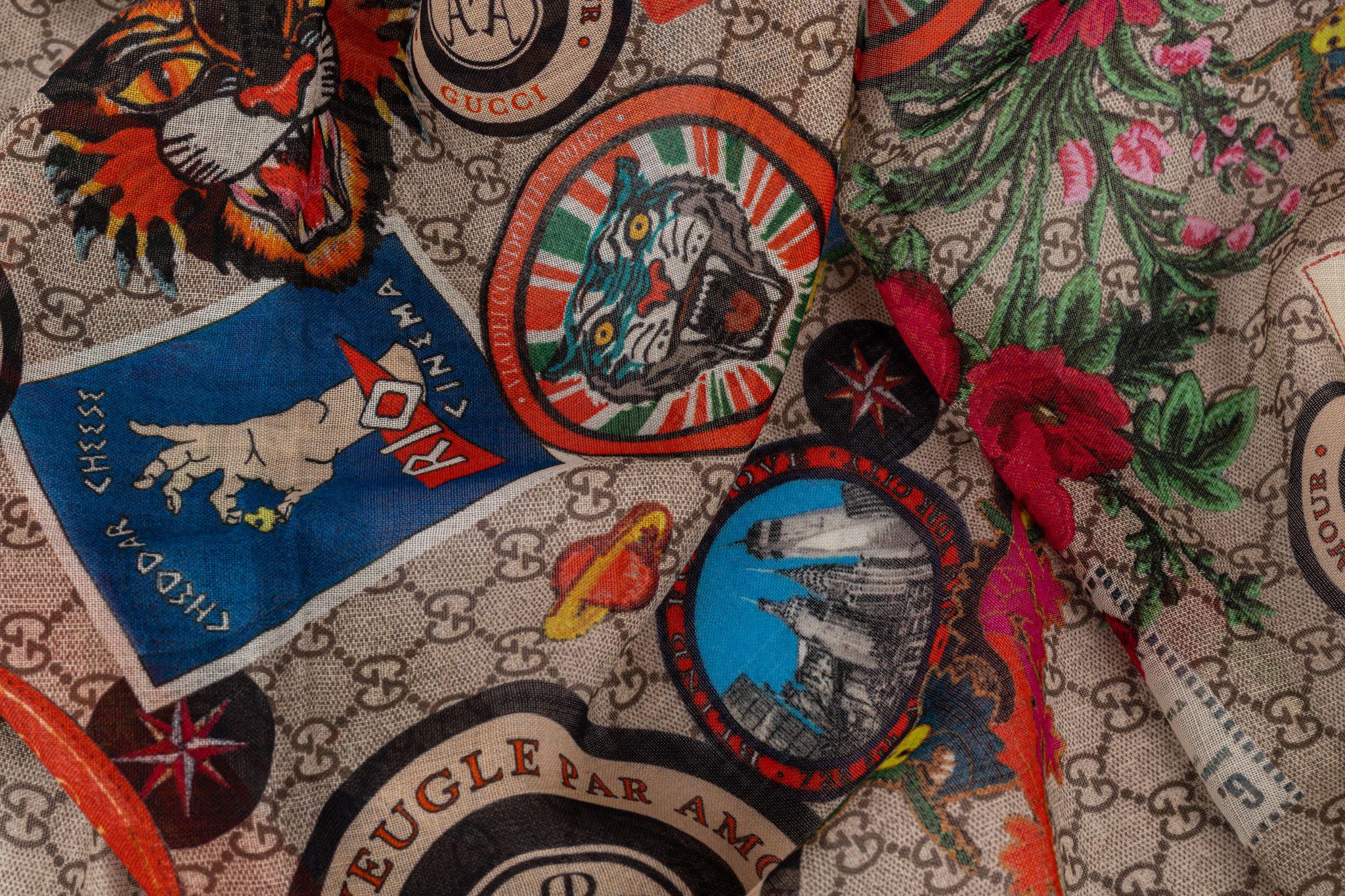 Gucci Schal mit Patch-Print-Motiv in Beige im Zustand „Neu“ in West Hollywood, CA