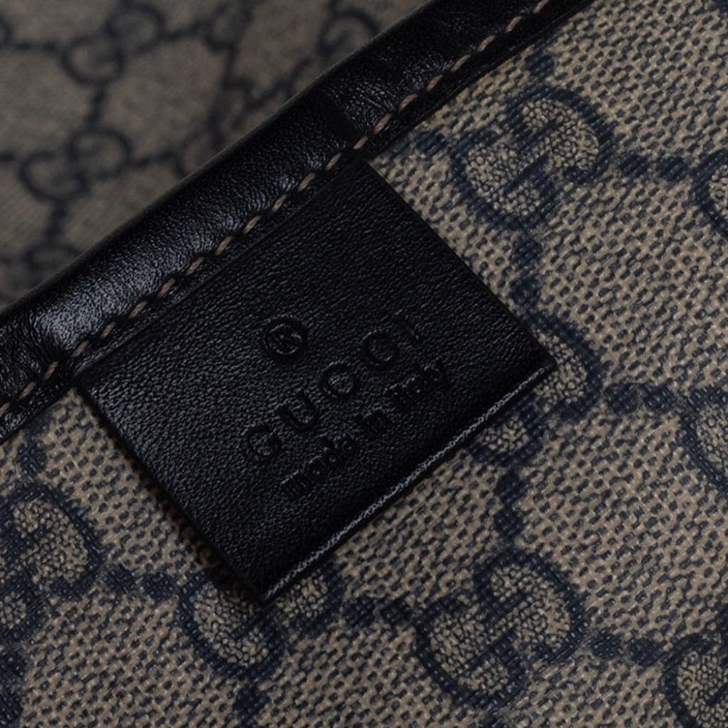 Gucci Beige/Navy Blue GG Supreme Canvas and Leather Web Messenger Bag In Fair Condition In Dubai, Al Qouz 2