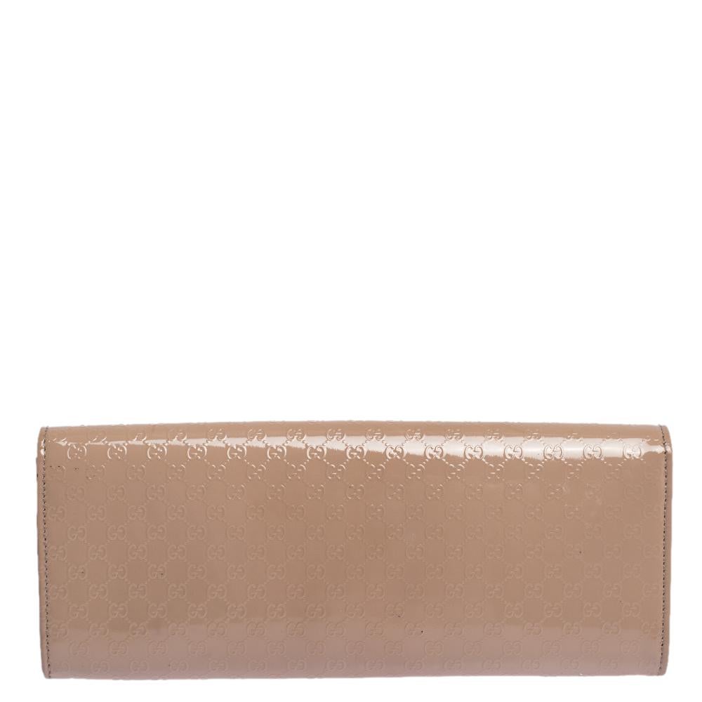 It is so easy to fall in love with this clutch from Gucci. Beige in color and stunning in appeal, this creation will be a fantastic addition to your closet. Meticulously crafted from Microguccissima patent leather, this Broadway clutch comes styled