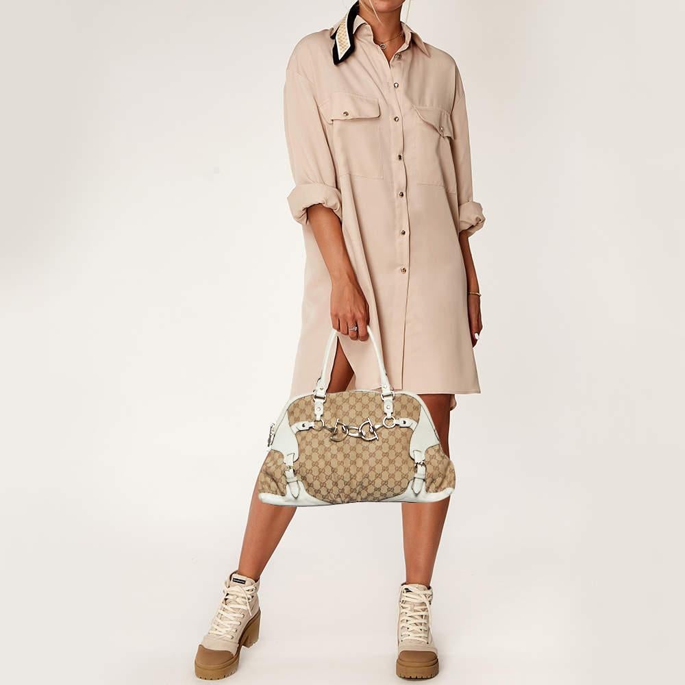 Thoughtful details high quality and everyday convenience mark this designer bag for women by Gucci. The bag is sewn with skill to deliver a refined look and an impeccable finish.