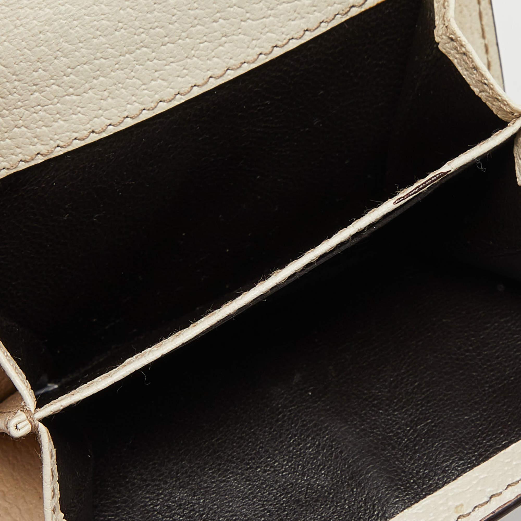 This stylish wallet has been crafted from fine materials. It has ample slots that can easily hold your cards. 