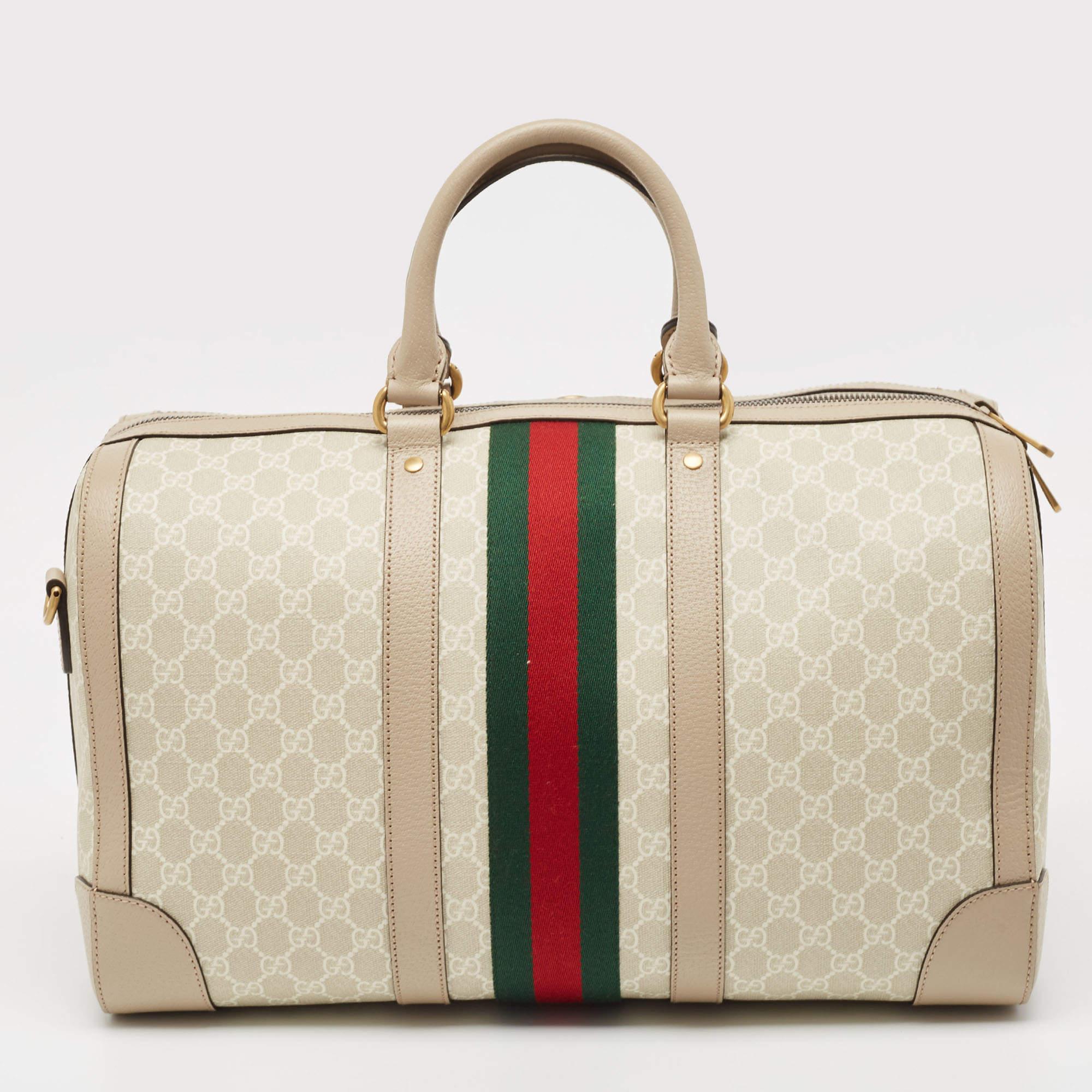 Ensure your travel essentials are in order and your outfit is complete with this Gucci bag. Crafted using the best materials, the bag carries the maison's signature of artful craftsmanship and enduring appeal.

