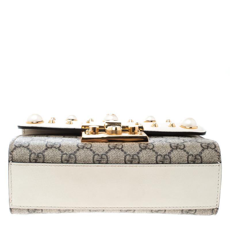 Gucci Beige/Off White GG Supreme Canvas Small Padlock Shoulder Bag In Good Condition In Dubai, Al Qouz 2