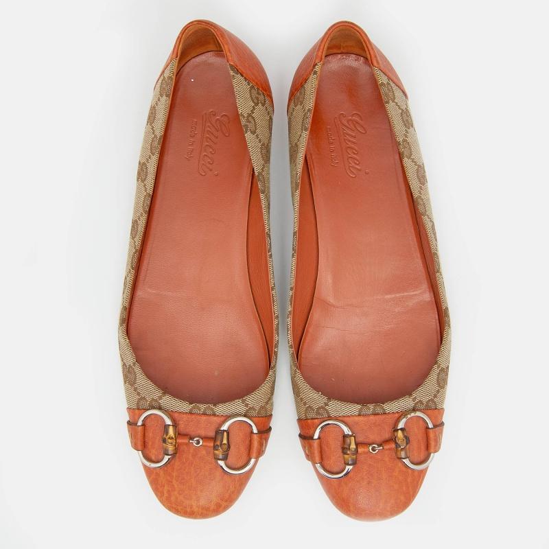 These ballet flats from the House of Gucci are super chic and trendy! They are created using beige-orange GG canvas and leather, with a Horsebit motif placed on the front. They feature a comfortable slip-on style and silver-tone hardware. Lend a