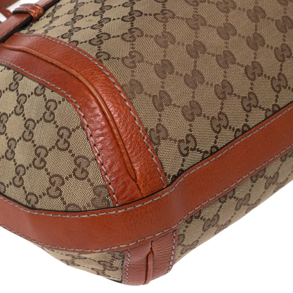 This chic and classy Running hobo is from Gucci. It is made to grant you complete practicality and luxury! Crafted from beige-orange GG canvas and leather, this hobo is decorated with a gold-tone Double GG motif on the front. It has a spacious
