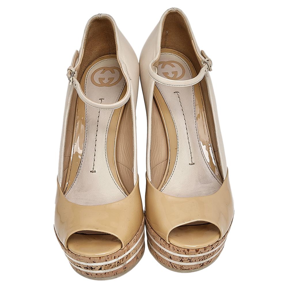 These lovely Gucci sandals will bring you the right amount of style and shine. They are made of beige patent leather & leather and feature peep toes, gold-tone logo detailing on the vamps, and 11.5 cm cork wedge heels. They are pretty and easy to