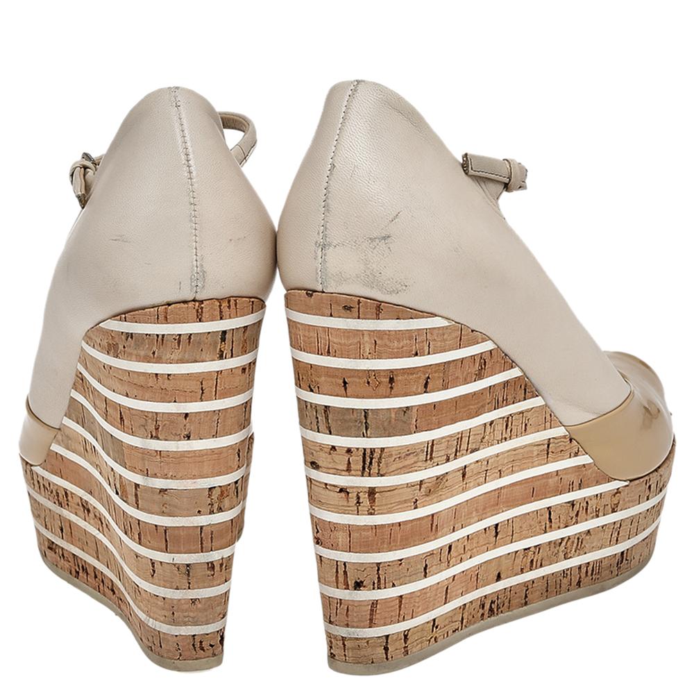 Gucci Beige Patent And Leather Cork Wedge Slingback Sandals Size 38 In Good Condition In Dubai, Al Qouz 2