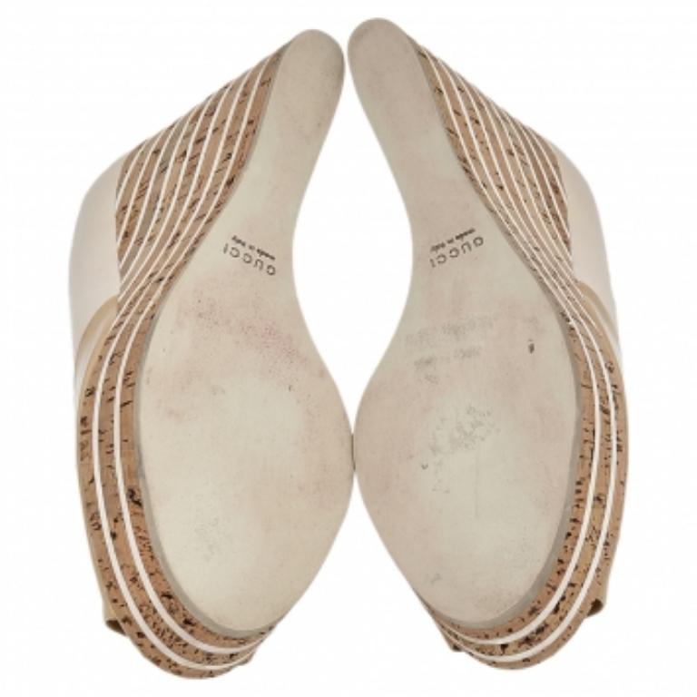 Sandales à talons compensés en cuir et verni beige Gucci, taille 38 Bon état à Dubai, Al Qouz 2
