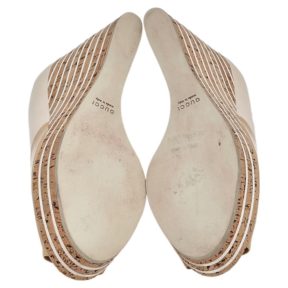 Gucci - Sandales à brides compensées en cuir et vernis beige, taille 38 Bon état - En vente à Dubai, Al Qouz 2