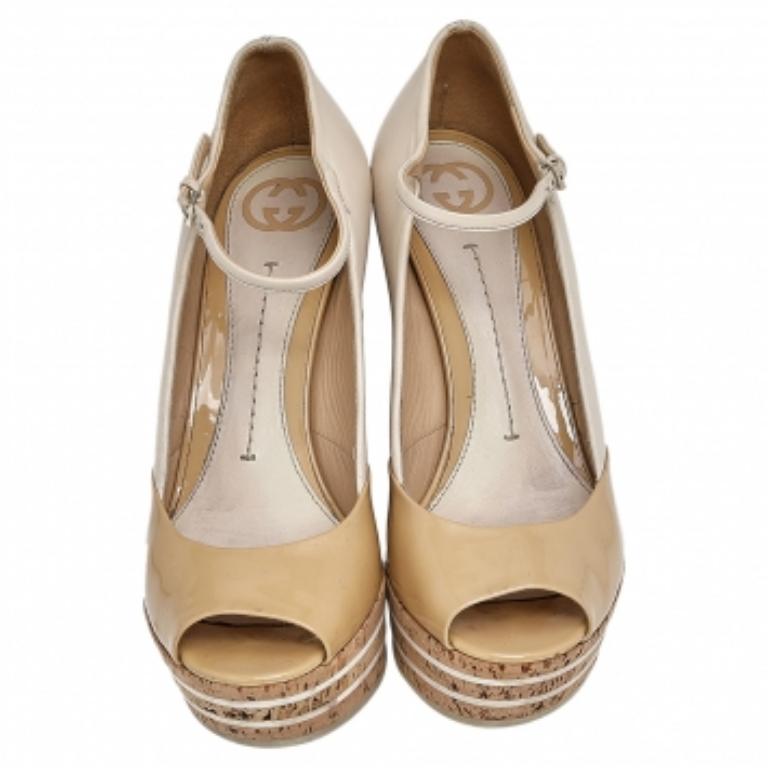 Sandales à talons compensés en cuir et verni beige Gucci, taille 38 1
