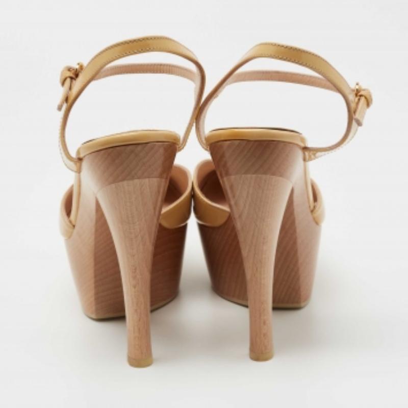 Chunky in design, these Gucci clogs exemplify the label's artistry in shoemaking. Bringing a stylish silhouette, they can be easily styled with flared pants, skirts, and dresses.