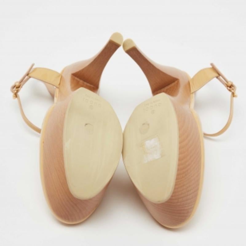 Gucci Beige Patent Leather Ankle Strap Wooden Ankle Strap Clog Size 37 In Excellent Condition For Sale In Dubai, Al Qouz 2