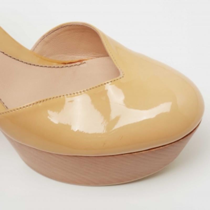 Women's Gucci Beige Patent Leather Ankle Strap Wooden Ankle Strap Clog Size 37 For Sale