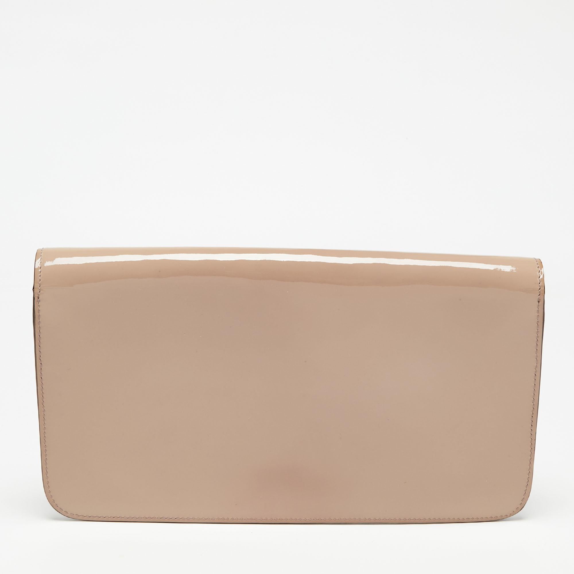 This Bright Bit clutch from Gucci proves that style can come in simple things too. Crafted from patent leather, this lovely beige clutch features a canvas-lined interior and is equipped with the signature Horsebit on the front. This creation is