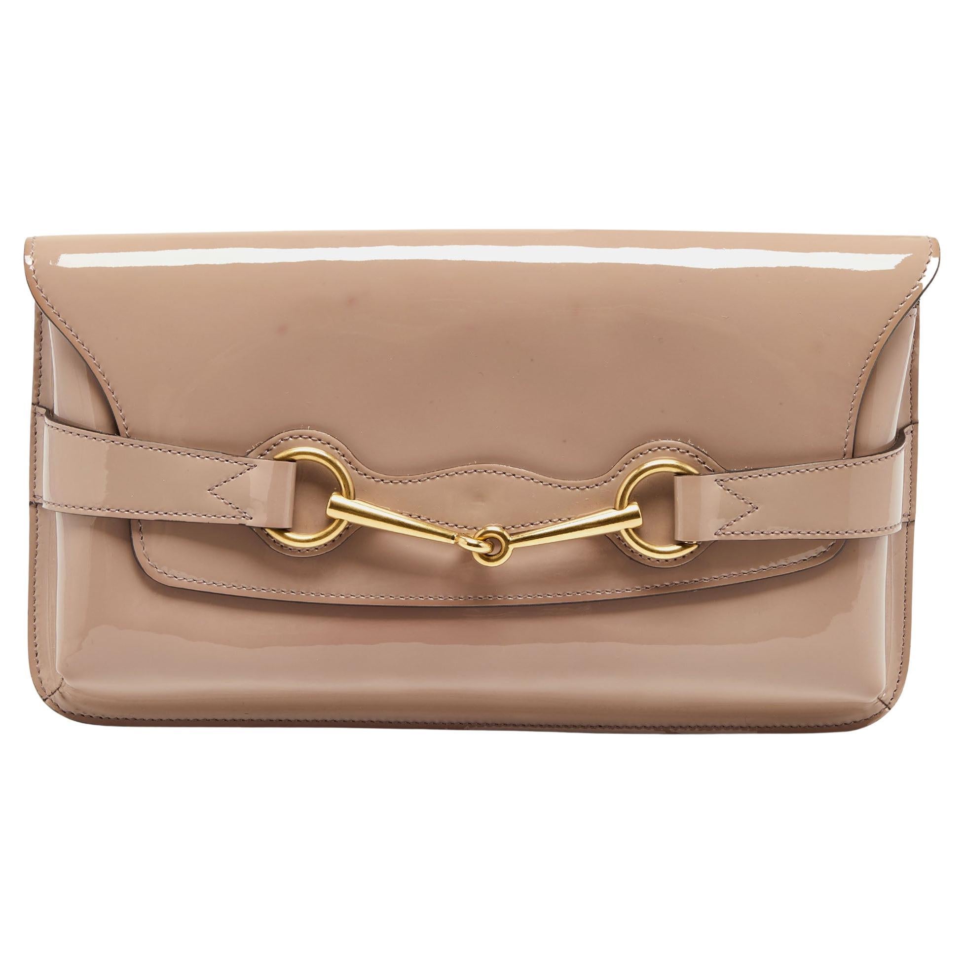 Neem een ​​bad Dat Luchtvaart Gucci Beige Patent Leather Bright Bit Clutch For Sale at 1stDibs