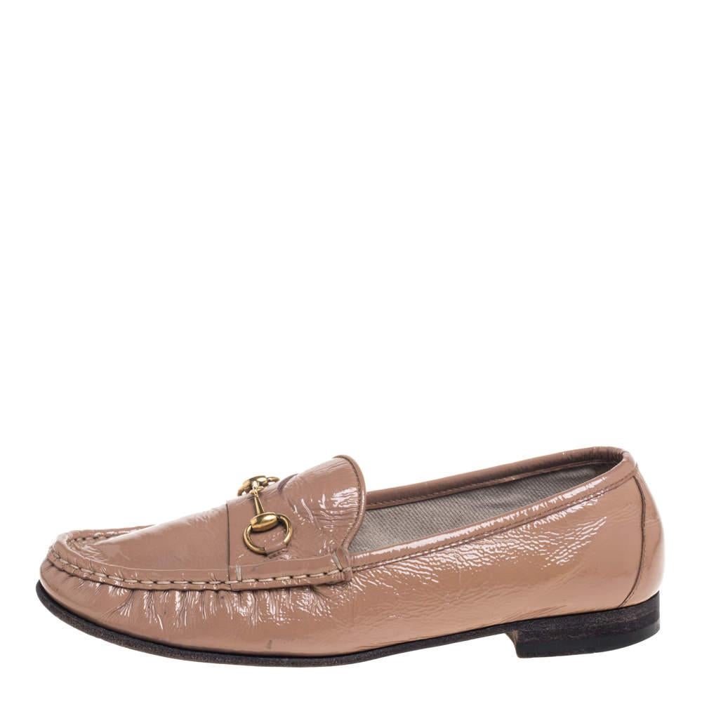 Project an ultra stylish look in these beige loafers from Gucci They have been crafted from patent leather and designed with round toes and the signature Horsebit accents on the vamps. They are complete with comfortable insoles and durable outsoles.