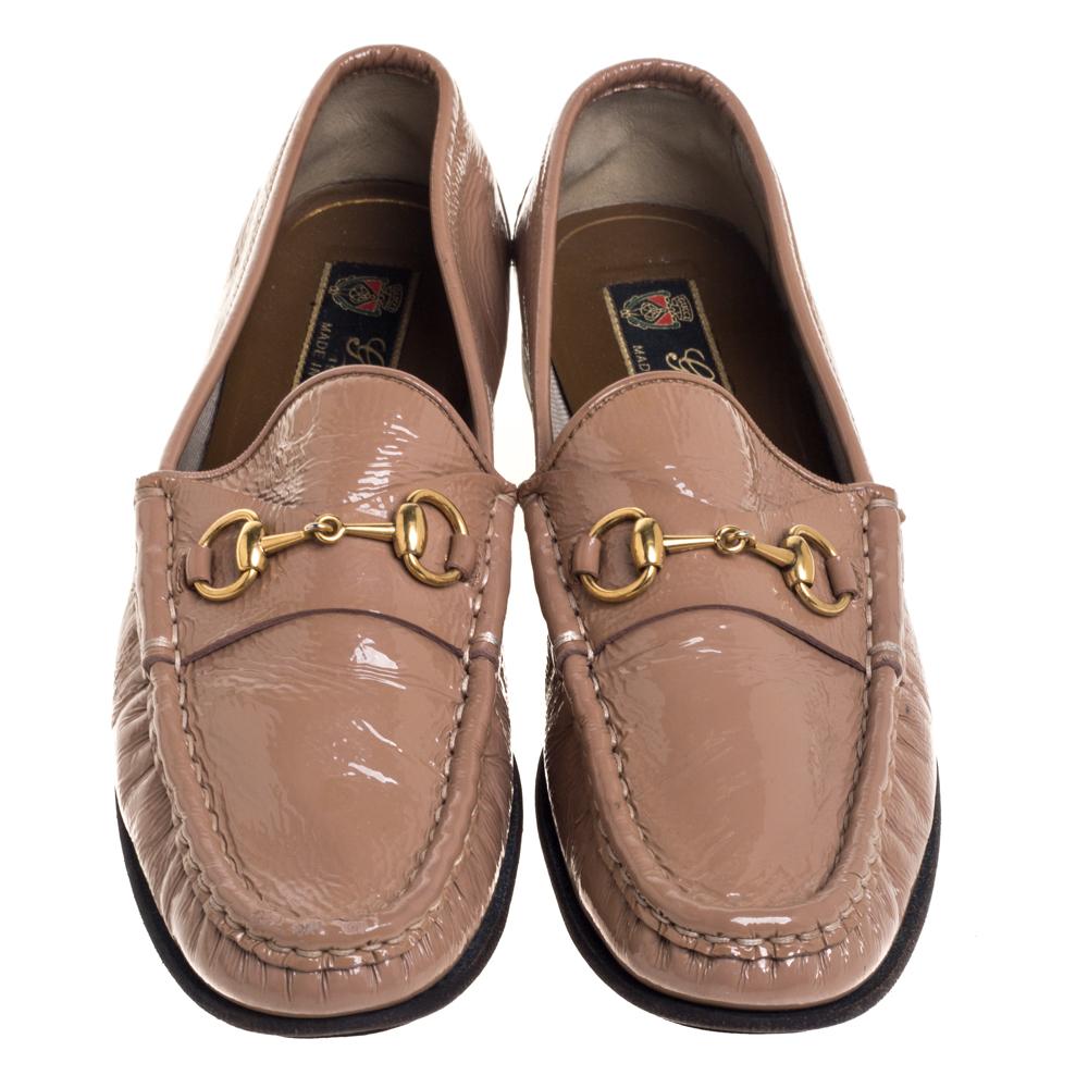 Project an ultra-stylish look in these beige loafers from Gucci! They have been crafted from patent leather and designed with round toes and the signature Horsebit accents on the vamps. They are complete with comfortable insoles and durable