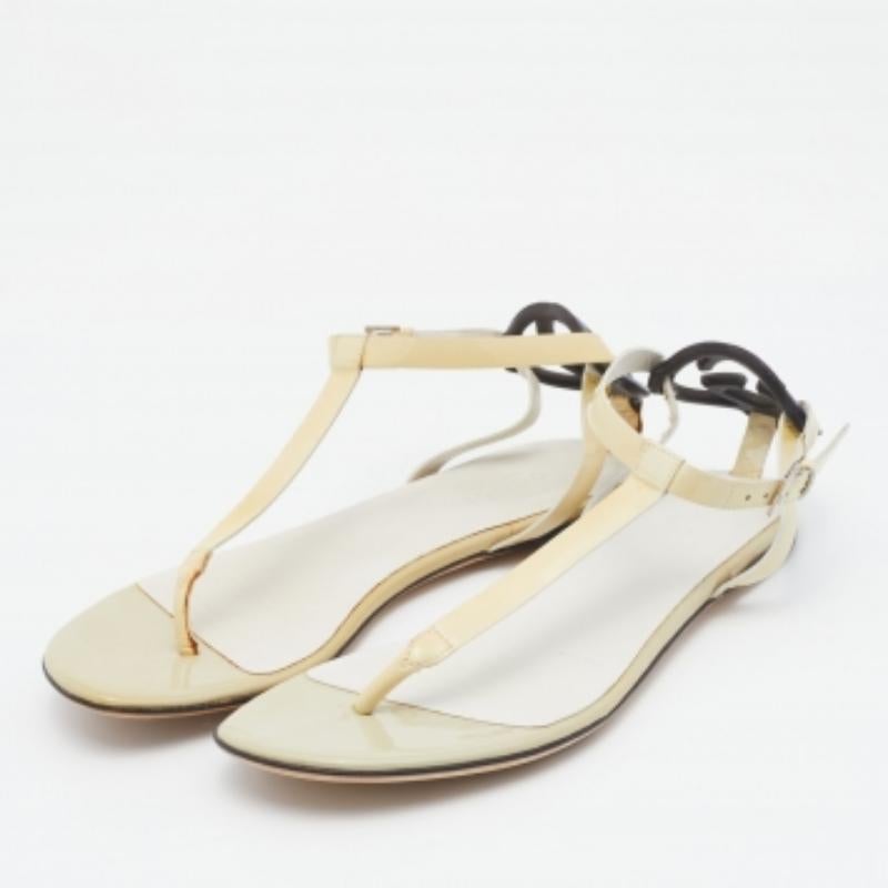 Gucci Beige Patent Leather Interlocking G Thong Flat Sandals Size 35 In Good Condition For Sale In Dubai, Al Qouz 2